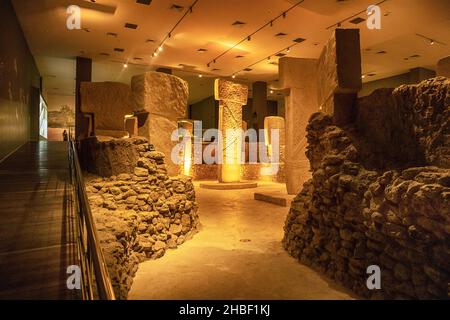 Die Funde aus der Ausgrabung von Gobeklitepe werden im archäologischen Museum von Sanliurfa in Sanliurfa ausgestellt, Gobeklitepe ist eine neolithische archäologische Fundstätte Stockfoto