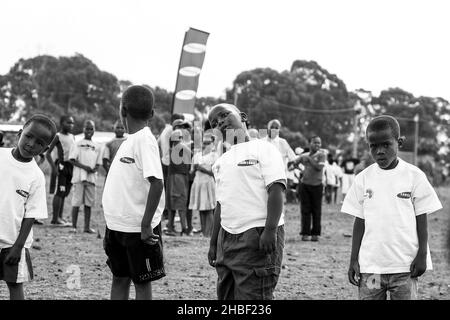 JOHANNESBURG, SÜDAFRIKA - 12. Aug 2021: Junge afrikanische Kinder machen Fußballaktivitäten auf einem Schulhof Stockfoto