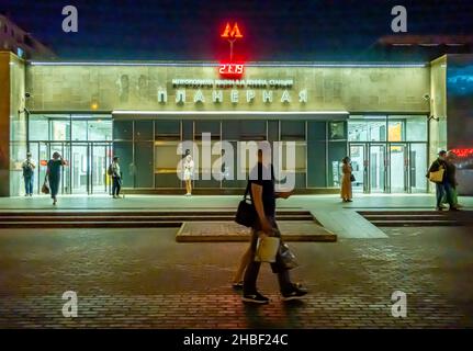 Planernaya U-Bahn-Station außen und Eingang in der Nacht. Moskau, Russland Stockfoto