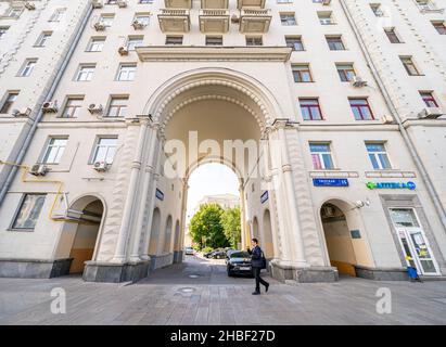 Stalinistischer Architekturbogen auf dem Gebäude Tverskaya 15, stalinistischer sozialistischer Klassizismus, Moskau, Russland Stockfoto