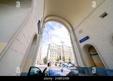 Stalinistischer Architekturbogen auf dem Gebäude Tverskaya 15, stalinistischer sozialistischer Klassizismus, Moskau, Russland Stockfoto