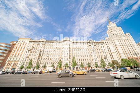 Stalinistische Architektur Wahrzeichen Moskau - Krasnye vorota Hochhaus, Lemontowskaya sq, entworfen von Einem Dushkin in 1947-1953, Empire-Stil. Stockfoto