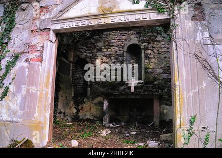 Zagora, in der Nähe des Dorfes Plave, (SLO) : der ehemalige Kriegsfriedhof 'Generale Prelli' und seine Kapelle, die dem Heiligen Louis geweiht ist. Die Leichen von 4.000 italienischen Soldaten und 220 österreichisch-ungarischen Soldaten wurden dort beigesetzt, die alle in Zagora, auf dem Berg Kuk und auf dem Berg von Wodice getötet wurden. General Prelli wollte unter seinen Soldaten begraben werden, und sein Wunsch wurde erfüllt, als er 1919 starb. Einige Jahre später wurden die Leichen der italienischen Soldaten in das Beinhaus Oslavia überführt, aber die Überreste des Generals wurden nach Redipuglia gebracht, niemand weiß warum. Der Altar und eines der Kreuze des ehemaligen Friedhofs Stockfoto