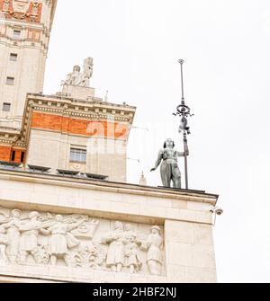 Frauenstatue mit Kirchturm, Basreliefs- stalinistische Architektur-Gebäude der Moskauer Staatlichen Universität, neoklassizistischer Empire-Stil,1949-1953, Moskau, Russland Stockfoto