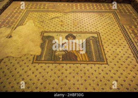 Sanliurfa Haleplibahce Mosaic Museum. Mosaiken spiegeln die Jagdszenen von Frauen, einigen Tieren und Menschen im Amazonas wider Stockfoto