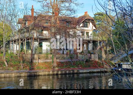 Das bröckelnde Herrenhaus auf der D'Oyly Carte eyot oder Insel an der Themse bei Weybridge Surrey England Stockfoto