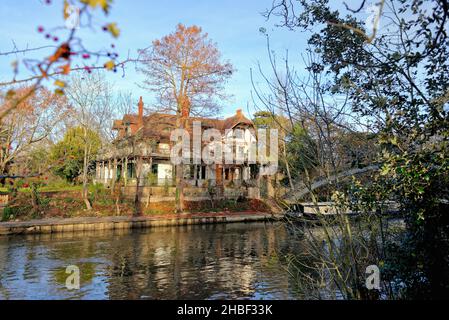 Das bröckelnde Herrenhaus auf der D'Oyly Carte eyot oder Insel an der Themse bei Weybridge Surrey England Stockfoto