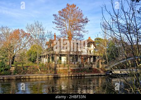 Das bröckelnde Herrenhaus auf der D'Oyly Carte eyot oder Insel an der Themse bei Weybridge Surrey England Stockfoto