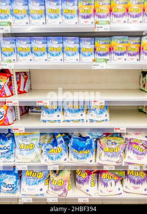 MIF Waschmittelseife Waschpulver-Packungen und Boxen verkauft auf dem Display in Auchan Supermarkt, Moskau, Russland Stockfoto