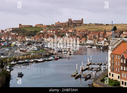 Whitby Hafen, einschließlich der Abtei und St. Mary's Church, North Yorkshire, Großbritannien. Stockfoto