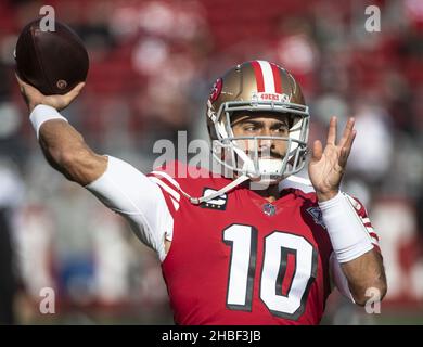 Santa Clara, Usa. 19th Dez 2021. Jimmy Garoppolo (10) aus San Francisco 49ers erwärmt sich am Sonntag, den 19. Dezember 2021, um die Atlanta Falcons im Levi's Stadium in Santa Clara, Kalifornien, zu spielen. Foto von Terry Schmitt/UPI Credit: UPI/Alamy Live News Stockfoto