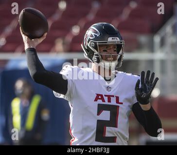 Santa Clara, Usa. 19th Dez 2021. Atlanta Falcons Quarterback Matt Ryan (2) wärmt sich auf, um am Sonntag, den 19. Dezember 2021, im Levi's Stadium in Santa Clara, Kalifornien, die San Francisco 49ers zu spielen. Foto von Terry Schmitt/UPI Credit: UPI/Alamy Live News Stockfoto