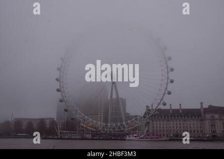 London, Großbritannien. 19th Dez 2021. Ein dichter Nebel bedeckt das London Eye. Kredit: SOPA Images Limited/Alamy Live Nachrichten Stockfoto