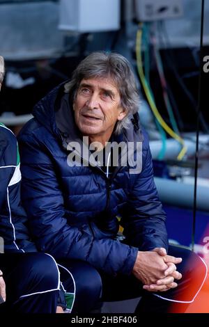 BARCELONA - DEZ 4: Der Manager Manuel Pellegrini beim La Liga Spiel zwischen dem FC Barcelona und Real Betis Balompie im Camp Nou Stadion am Dezember Stockfoto