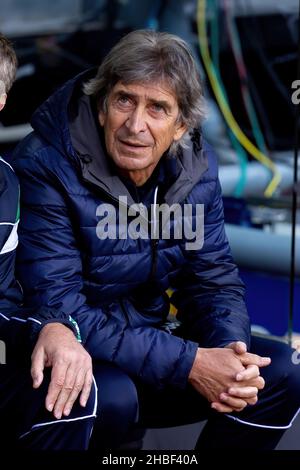 BARCELONA - DEZ 4: Der Manager Manuel Pellegrini beim La Liga Spiel zwischen dem FC Barcelona und Real Betis Balompie im Camp Nou Stadion am Dezember Stockfoto