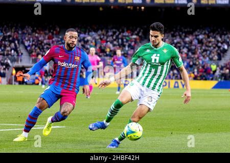 BARCELONA - 4. DEZEMBER: Marc Bartra in Aktion während des La Liga-Spiels zwischen dem FC Barcelona und Real Betis Balompie am 4. Dezember im Camp Nou Stadium Stockfoto