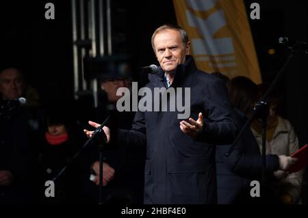 Warschau, Warschau, Polen. 19th Dez 2021. Der Anführer der größten Oppositionspartei Civic Platform DONALD TUSK spricht am 19. Dezember 2021 in Warschau, Polen, bei einem Protest gegen das so genannte Lex-'TVN'-Gesetz an die Menschenmenge neben dem Präsidentenpalast. Mehrere hundert Menschen versammelten sich neben dem Präsidentenpalast bei einer Kundgebung der Oppositionspartei Civic Platform (Platforma Obywatelska) Staatschef Donald Tusk, nachdem das polnische parlament am Freitag in seiner letzten Sitzung des Jahres unerwartet über die Abschaffung eines zuvor zurückverstellten und umstrittenen Medienreformgesetzes durch den Senat abgestimmt hatte. Stockfoto