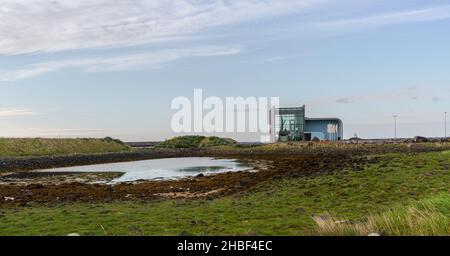 Isländische Landschaft mit wenigen Gebäuden. Stockfoto