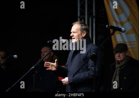 Warschau, Warschau, Polen. 19th Dez 2021. Der Anführer der größten Oppositionspartei Civic Platform DONALD TUSK spricht am 19. Dezember 2021 in Warschau, Polen, bei einem Protest gegen das so genannte Lex-'TVN'-Gesetz an die Menschenmenge neben dem Präsidentenpalast. Mehrere hundert Menschen versammelten sich neben dem Präsidentenpalast bei einer Kundgebung der Oppositionspartei Civic Platform (Platforma Obywatelska) Staatschef Donald Tusk, nachdem das polnische parlament am Freitag in seiner letzten Sitzung des Jahres unerwartet über die Abschaffung eines zuvor zurückverstellten und umstrittenen Medienreformgesetzes durch den Senat abgestimmt hatte. Stockfoto