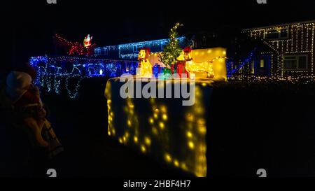 Westfield, East Sussex, Großbritannien. 19th Dez 2021. Westfield beleuchtet die Häuser des Dorfes mit Weihnachtslichtern und sammelt Geld für das St. Michael's Hospiz. Seit 2015 hat Westfield hervorragende £93.743,62 Punkte gesammelt und hofft, dieses Jahr über £100.000 Punkte zu erreichen. Foto: Paul Lawrenson/Alamy Live News Stockfoto