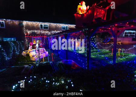 Westfield, East Sussex, Großbritannien. 19th Dez 2021. Westfield beleuchtet die Häuser des Dorfes mit Weihnachtslichtern und sammelt Geld für das St. Michael's Hospiz. Seit 2015 hat Westfield hervorragende £93.743,62 Punkte gesammelt und hofft, dieses Jahr über £100.000 Punkte zu erreichen. Foto: Paul Lawrenson/Alamy Live News Stockfoto