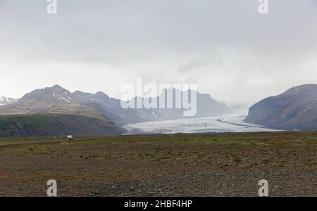 Das rautenförmige Eis und das ruhige Wasser der Heinabergslon Glacier Lagoon sind ideal für Abenteurer, die einen friedlichen Ort suchen, um die Wunder der Gletscher zu erleben. Stockfoto