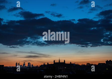 Sonnenaufgang über der St. Thomas-Schule in Clapham und der Londoner City in der Ferne Stockfoto