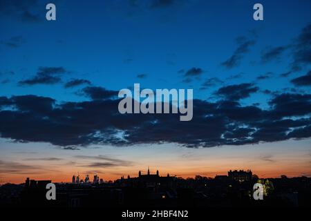 Sonnenaufgang über der St. Thomas-Schule in Clapham und der Londoner City in der Ferne Stockfoto