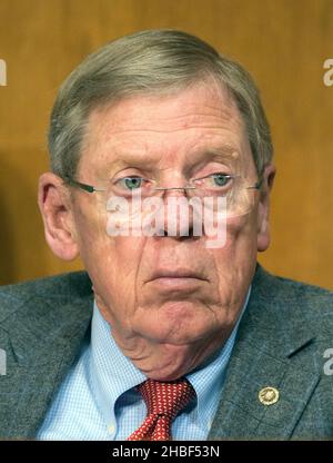 Washington, Vereinigte Staaten. 22nd März 2018. Der US-Senator Johnny Isakson (Republikaner von Georgien) hört zu, wie Robert Lighthizer, US-Handelsbeauftragter, am Donnerstag, den 22. März 2018, vor dem US-Finanzausschuss des Senats über die „handelspolitische Agenda des Präsidenten 2018“ auf dem Capitol Hill in Washington, DC, bezeugte. Kredit: Ron Sachs/CNP/dpa/Alamy Live Nachrichten Stockfoto