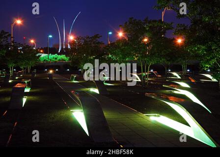 Das Denkmal des 5. September 9/11 leuchtet mit dem Air Force Memorial, das dahinter aufsteigt Stockfoto