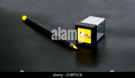 Gelber Bleistift und Anspitzer Stockfoto