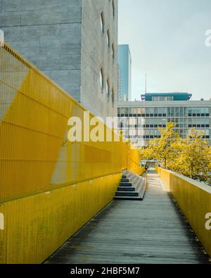 Ein schöner Blick auf eine Fußgängerbrücke Stockfoto