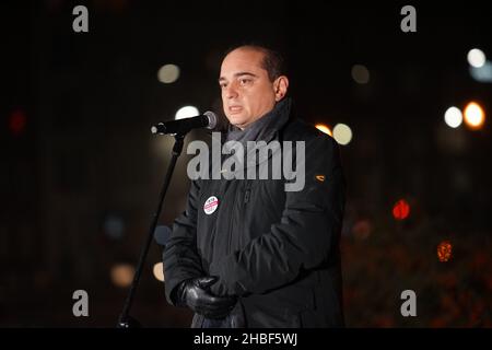 Danzig, Polen 13th. Dezember 2021 Museum des Europäischen Solidaritätszentrums (ECS) Basil Kerski ist am 13. Dezember 2021 in Danzig, Polen, zu sehen.Offizielle Feierlichkeiten zum 40th. Jahrestag der Begrafung des Kriegsrechts in Polen. Lech Walesa und die Teilnehmer der Stadtverwaltung legten Blumen und zündeten Kerzen unter dem Denkmal der Gefallenen Schiffsarbeiter in Danzig an, in der Nähe des Gdansk Shipyard Gate No 2 Credit: Vadim Pacajev/Alamy Live News Stockfoto