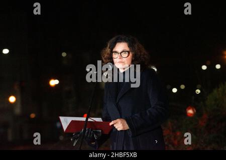 Danzig, Polen 13th, 2021. Dezember die Bürgermeisterin von Danzig Aleksandra Dulkiewicz wird am 13. Dezember 2021 in Danzig, Polen, zu sehen sein Offizielle Feierlichkeiten zum 40th. Jahrestag der Bittung des Kriegsrechts in Polen. Lech Walesa und die Teilnehmer der Stadtverwaltung legten Blumen und zündeten Kerzen unter dem Denkmal der Gefallenen Schiffsarbeiter in Danzig an, in der Nähe des Gdansk Shipyard Gate No 2 Credit: Vadim Pacajev/Alamy Live News Stockfoto