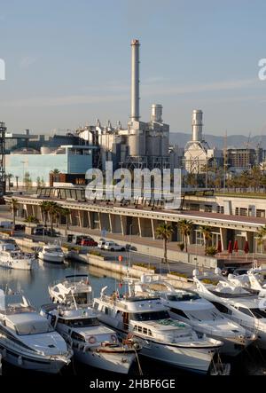 Forum-Hafen. Besòs Verbrennungsanlage und thermische Kraftwerk. Sant Adrià del Besòs. Barcelona, Spanien. Stockfoto