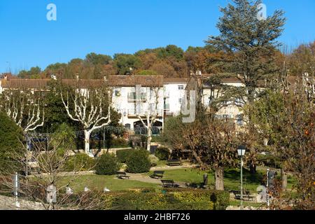 Park im Dorf Valbonne an der französischen Riviera Stockfoto