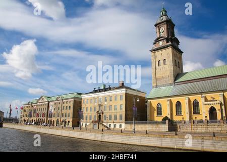 Tyska Kirche, oder Christina Kirche, gelbe Backsteinkirche neben Ostindiska Huset, gebaut von der schwedischen Ostindien-Gesellschaft, Göteborg, Schweden. Stockfoto