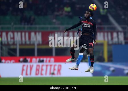 Mailand, Italien. 19th Dez 2021. Frank Anguissa vom SSC Napoli und Franck Jessie vom AC Mailand kämpfen während der Serie A im Stadio Giuseppe Meazza am 19. Dezember 2021 in Mailand, Italien, um den Ball. Quelle: Marco Canoniero/Alamy Live News Stockfoto