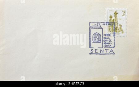 Brief mit abgestempelter Briefmarke, gedruckt von Jugoslawien, die Ölplattform zeigt, und Briefmarke, die den Buchmonat in Senta, um 1962, fördert. Stockfoto