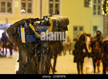 Presse- und Medienfotograf im Dienst in öffentlichen Nachrichten in der weihnachtszeit. Stockfoto