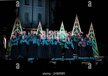 Der Oakland Interfaith Gospel Choir tritt bei der jährlichen Weihnachtsbeleuchtung des California Capitol 90th auf. Stockfoto