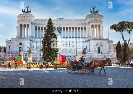 Rom, Italien - 19. Dezember 2021: Der Hauptweihnachtbaum Roms auf der Piazza Venezia an sonnigen Tagen Stockfoto