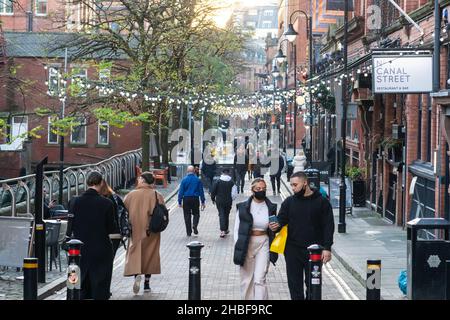 Canal Street in Manchester's „Gay Village“, England, Großbritannien. Fußgänger gehen die Straße hoch und runter Stockfoto