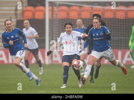 London, Großbritannien. 19th Dez 2021. Everton Women Grace Clinton und Spurs Women Maeva Clemaron beim FAWSL-Spiel zwischen Tottenham Hotspur Women und Everton Ladies am 19. Dezember 2021 im Hive, London, England. Foto von Andrew Aleksiejczuk/Prime Media Images. Quelle: Prime Media Images/Alamy Live News Stockfoto