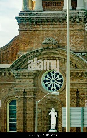 Die St. John the Baptist Catholic Church ist am 13. Dezember 2021 in New Orleans, Louisiana, abgebildet. Stockfoto