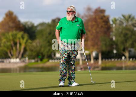 Orlando, Florida, USA. 19th Dez 2021. John Daly auf dem 18th Green während der Finalrunde der PNC Championship im Ritz-Carlton Golf Club in Orlando, Florida. (Bild: © Debby Wong/ZUMA Press Wire) Stockfoto