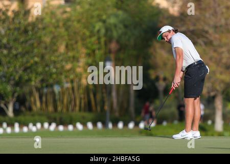 Orlando, Florida, USA. 19th Dez 2021. John Daly II schiebt die 18th Green während der letzten Runde der PNC Championship im Ritz-Carlton Golf Club in Orlando, Florida. (Bild: © Debby Wong/ZUMA Press Wire) Stockfoto
