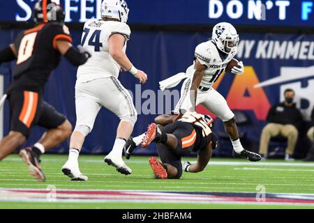 Inglewood, CA, USA. 19th Dez 2021. Dec 19, 2021; Inglewood, CA USA;Utah State Wide Receiver Savon Scarver (11) wird von James Rawls (52), einem Verteidigungslineman des Staates Oregon, im Sofi Stadium ausgelöst. (Bild: © Ardie Crenshaw/ZUMA Press Wire) Stockfoto