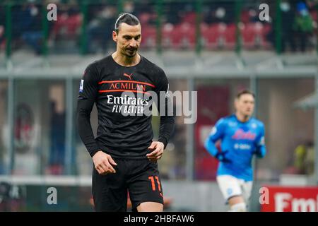 Zlatan Ibrahimovic (AC Mailand) während der italienischen Meisterschaft Serie A Fußballspiel zwischen AC Mailand und SSC Napoli am 19. Dezember 2021 im San Siro Stadion in Mailand, Italien - Foto Morgese-Rossini / DPPI Stockfoto