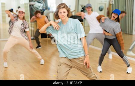 Eine Gruppe von Teenagern probt im Haus zeitgenössischen Tanz Stockfoto